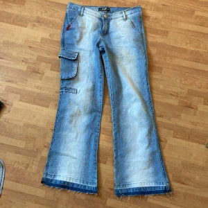 Y2k jeans - Jättecoola låga y2k jeans i jättesnygg wash. Färgen är mer som i bilderna i spegeln💓. Strlk: s/m💓. Uppsprättade nertill för mig som är 165, rekommenderar för den som är 165 eller kortare🎀. Midjemått:39cm Innerbenslängd:70cm Använd gärna köp nu💓 