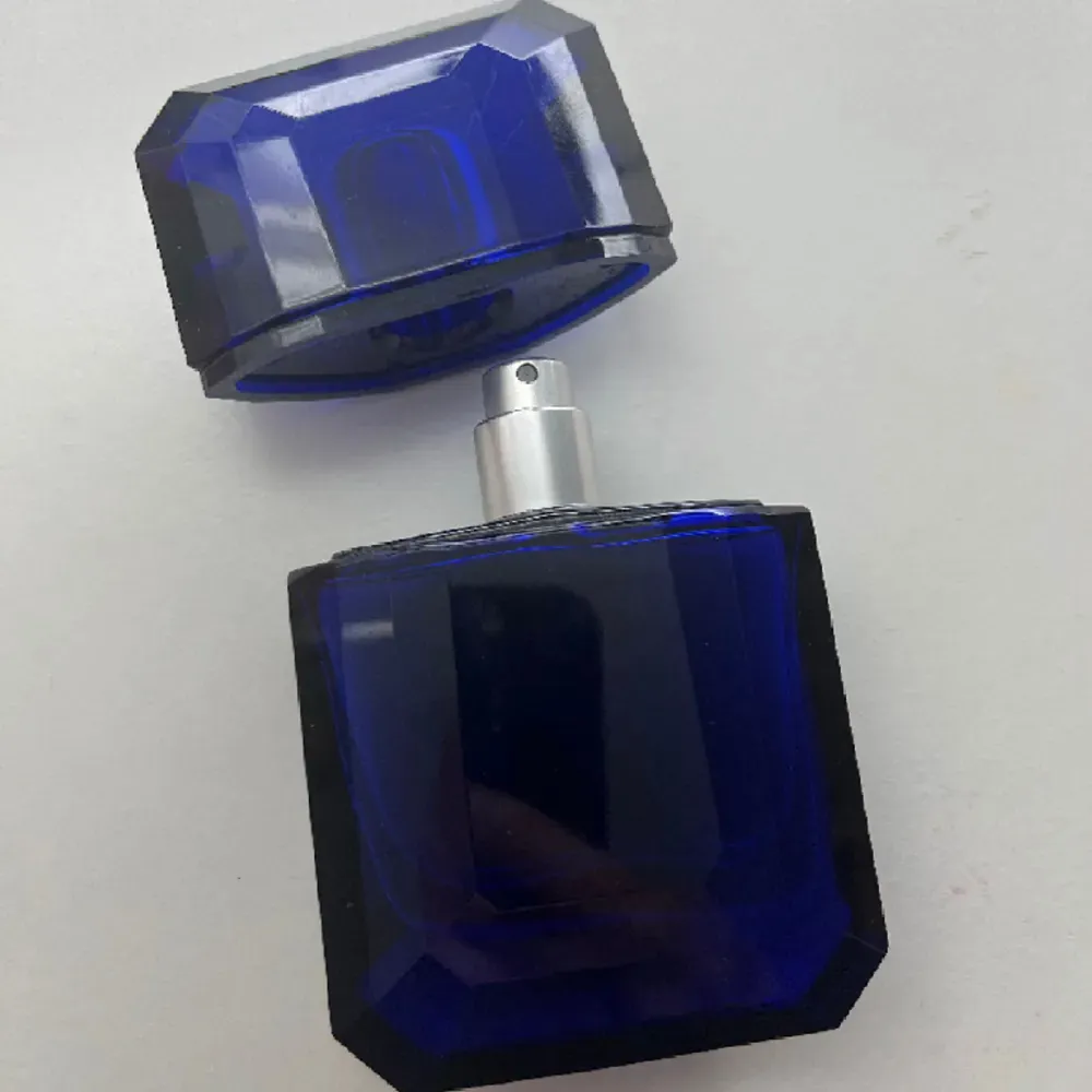 Kkw fragrance Sapphire Diamond av Khloé Kardashian. Lite använd men finns mycket kvar ( se andra bilden ). Man får även med boxen till. Skriv till mig om ni vill veta hur den luktar eller vill ha bilder på lådan t ex.💞30ml. Övrigt.