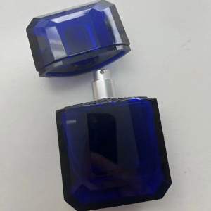 Kkw fragrance Sapphire Diamond av Khloé Kardashian. Lite använd men finns mycket kvar ( se andra bilden ). Man får även med boxen till. Skriv till mig om ni vill veta hur den luktar eller vill ha bilder på lådan t ex.💞30ml