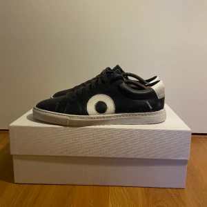 Oliver Cabell skor - Ett par feta Oliver Cabell skor. Använda men i bra skick. Skorna har tagits hand om och har minimala tecken på användning. Nypris (3100kr+1000kr tull) Skriv för mer bilder och frågor. Skorna passar både 41 och 42. Dustbag och. Box ingår i priset