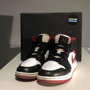 Säljer mina jordans pga att dom är för små - Bra skick storlek 35 och en halv. Har bara används 3 4 gånger pga beställde för små.