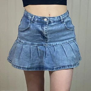 Jeanskjol - Jeanskjol med insydda shorts. Storlek S, vet ej märke. Använd men fortfarande i bra skick. 🎀