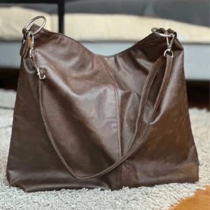 Läderväska - Underbar brun läderväska i mycket gott skick! Passar perfekt för en dator! 