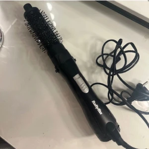 värmeborste  - värmeborste ifrån babyliss, köpte den för cirka ett år sen och har använts en del. den funkar utmärkt och gör väldigt fina lockar, finns 3 olika lägen på den (se på andra bilden) ❌har rengjort den ❌