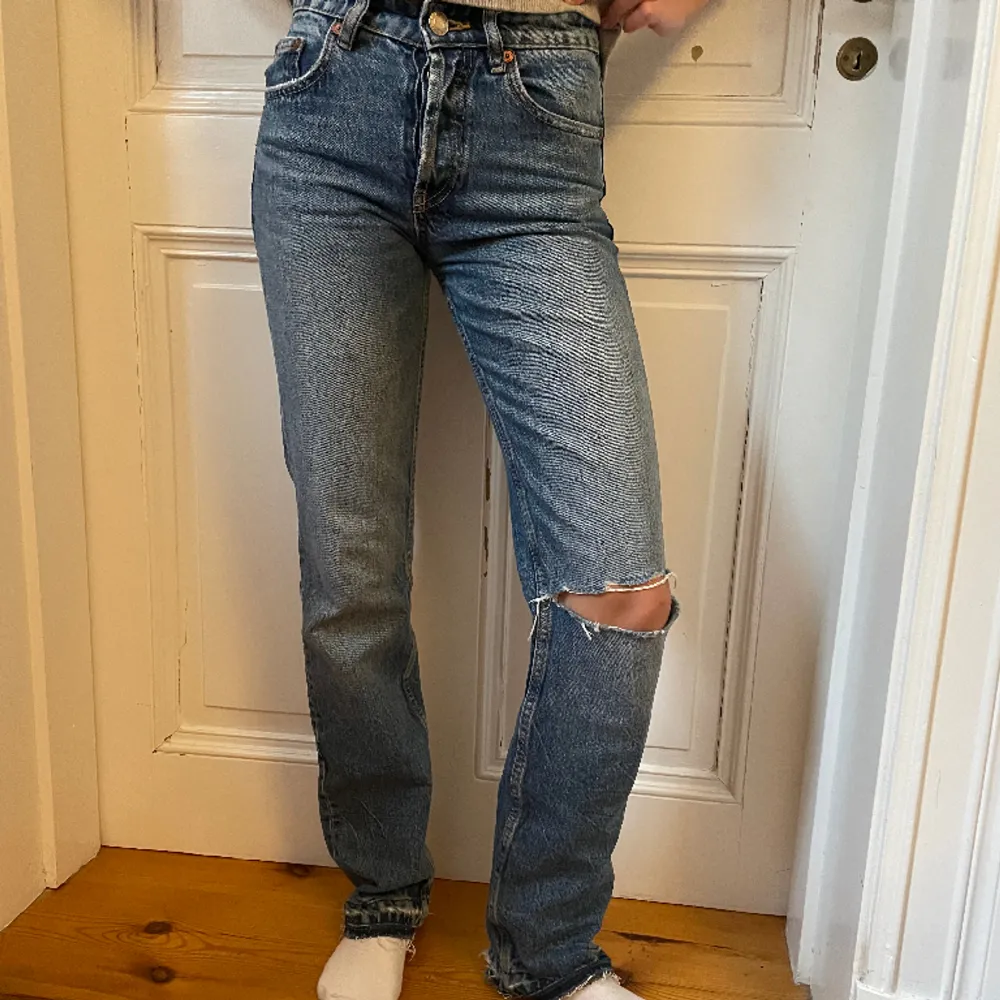 Straight lågmidjade jeans från Zara! Sjukt coola! Storlek 32. Nypris 350kr. Möts i Stockholm annars står köparen för frakt! 🩵💙. Jeans & Byxor.