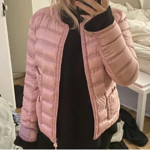 Moncler jacka rosa - Säljer min moncler jacka då ja inte använder den så mycket gör detta för snabb affär den har en tag som man kan skanna då man kommer till riktiga moncler sidan. Köpt här på plick gör detta för snabb afär köpt för 3500kr