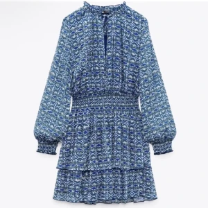 Söt klänning - Säljer denna super söta klänningen från zara som köptes i sommras❤️ använd tre gånger bara så nästan som ny❤️