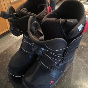 Burton snowboard boots  - Burton snowboard boots, använda fåtal gånger under en säsong. Jätte fint skick!! 🥰🏂❄️nypris: 2500kr 