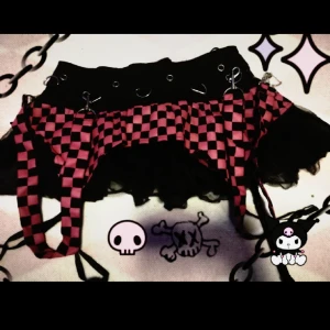 Living dead souls kjol - Köpt på vinted, passar jättebra men har inte på mig rosa så mycket Midja mått är 36cm, lite stretchy Längd 24 cm fram, 26 cm bak 