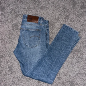 G-Star- Raw Jeans  - Skitsnygga slim jeans som tyvärr var för stora för mig. Köpta här på Plick så vet inte hur använda de är men de ser helt nya ut. Skriv för fler bilder eller frågor. 