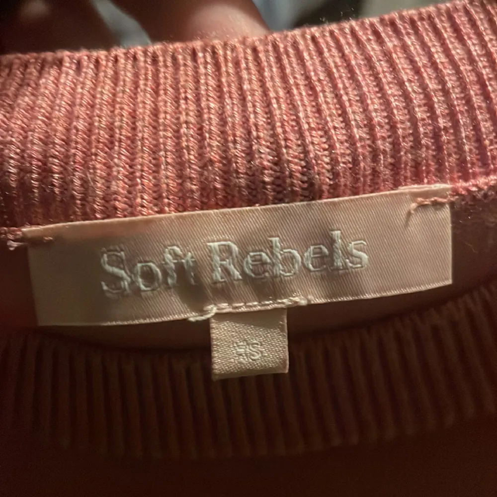 Jättefin kortärmad stickad tröja från soft rebels,, inga defekter💘 Xs men passar även S! . Stickat.