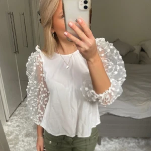 Vit blus - Säljer denna vita blus med puffiga ärmar. På bilden är den lite skrynklig men gå såklart att strykas. Har du någon fråga är det bara att höra av dig🫶🏻