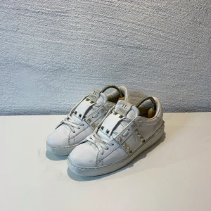 Valentino skor - Valentino rockstud skor i storlek 39 1/2. Spikarna är i färgen guld. Denna sko är i använt skick men har fortfarande mycket kvar att ge! En perfekt vårsko till alla tjejer!