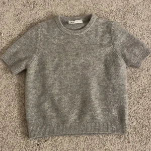 Grå mjuk zara tröja - Säljer denna tröja, då den inte riktigt passar min stil. Den är använd kanske 4 gånger men jag skulle säga att den är som ny. Passar till Stockholmsstil! Tryck gärna på köp nu och va inte rädd för att fråga om fler bilder! 💕💕ordinarie pris- 400 kr
