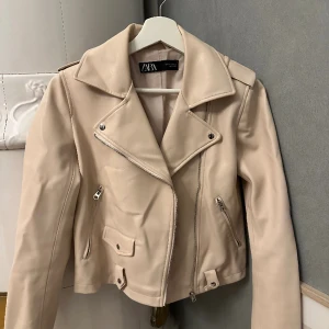 Zara bikerjacka storlek S - Bikerjacka från Zara i storlek S, är beige/rosa