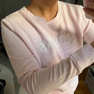 Morris tröja  - College-tröja i ljus-rosa från Morris! 