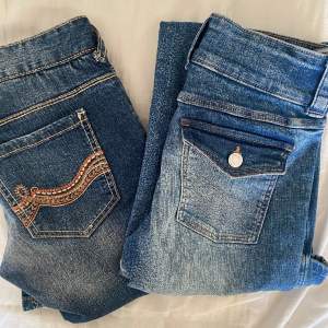 Två par super snygga low waist bootcut jeans. Dom ena är från H&M och dom andra är från rue21. Dom mörk blå är lite tightare. Midjemått 34-36cm rakt över. Skriv om ni är intresserade och vilket par ni vill köpa❤️