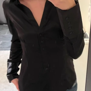 Siden skjorta  - Superfin siden skjorta från Zara i storlek S. Kan mötas upp i Göteborg annars står köparen för frakten.💗