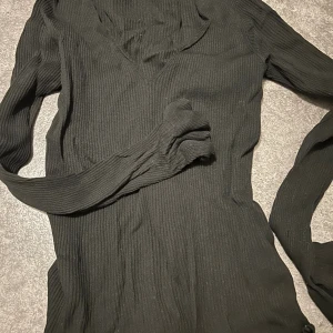 Svart lite flared tröja - Skriv för frågor 🥳 Lägg nått bud om du vågar för pris går o diskutera