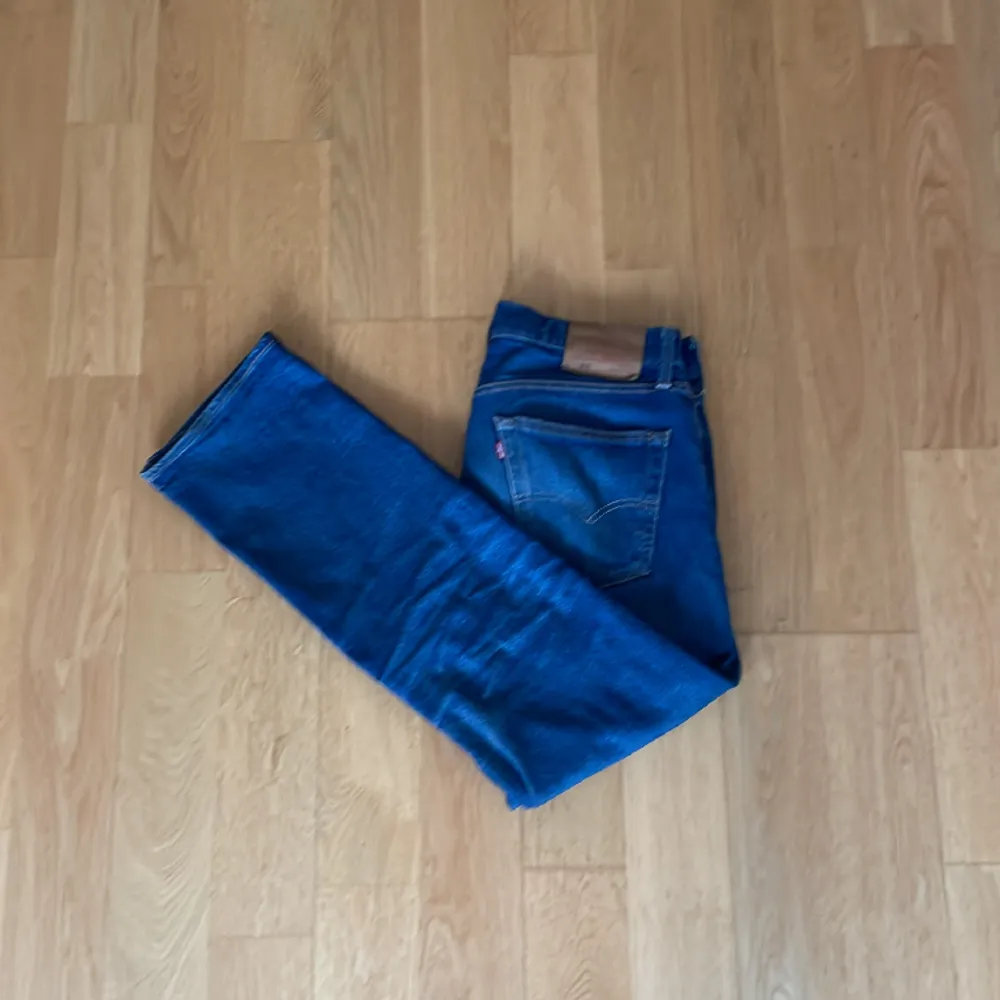 Levis jeans LOT 501 som använts ett par gånger men de ser fortfarande riktigt fina ut!! (Säljer pga för små). Jeans & Byxor.