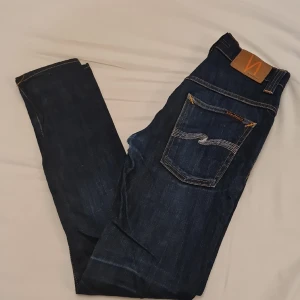 Nudie jeans - Säljer dessa Nudie jeans i modellen Thin Finn. 2% elastan. 9/10 skick förutom 2 hål runtom skrevet, kan nog fixas relativt lätt eller om du bor i Sthlm kan Nudie fixa dem gratis.