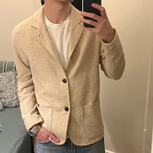 Zara - Blazer - Storlek M och i väldigt bra skick, 9/10. Nypris ligger runt 900-1000kr. Hör av er om ni undrar över något!