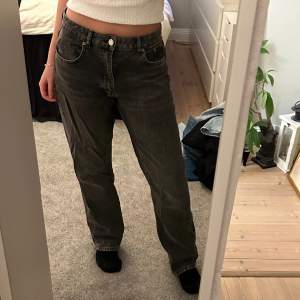 Jättefina mid waist jeans från zara. Storlek 40.