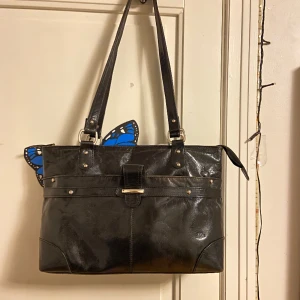 Väska med silvermedaljer - Snygg medelstor väska från märket the monte🖤🤍 