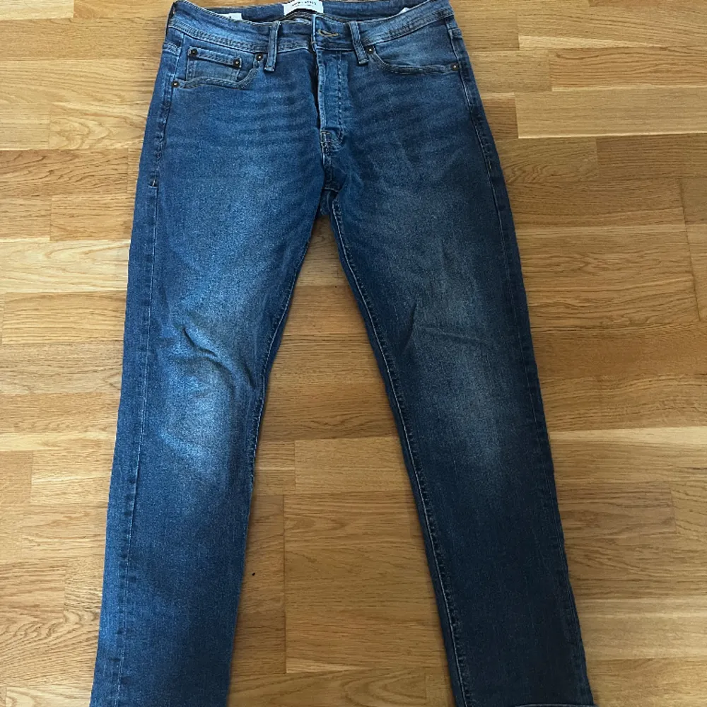 Jeans från Jack&Jones, modell Slim/Glenn. Stolek 30/30 i utmärkt skick 10/10! Nypris ca 600. Färg blå 🔵. Jeans & Byxor.