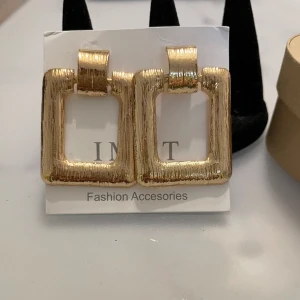 Örhänge  - Oanvända pris 75kr