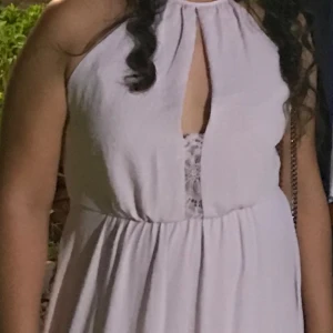 Balklänning  - Jättefin balklänning från H&M i storlek S. Ljuslila. Med en fin spetsrygg 