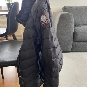 Parajumpers - Använd parajumpers i storlek M, dragkedja fungerar ej därav billigt pris