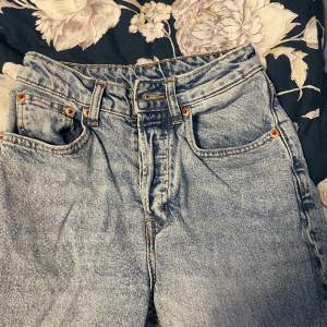 Högmidjsde jeans, straight leg, köpt från hm för 300
