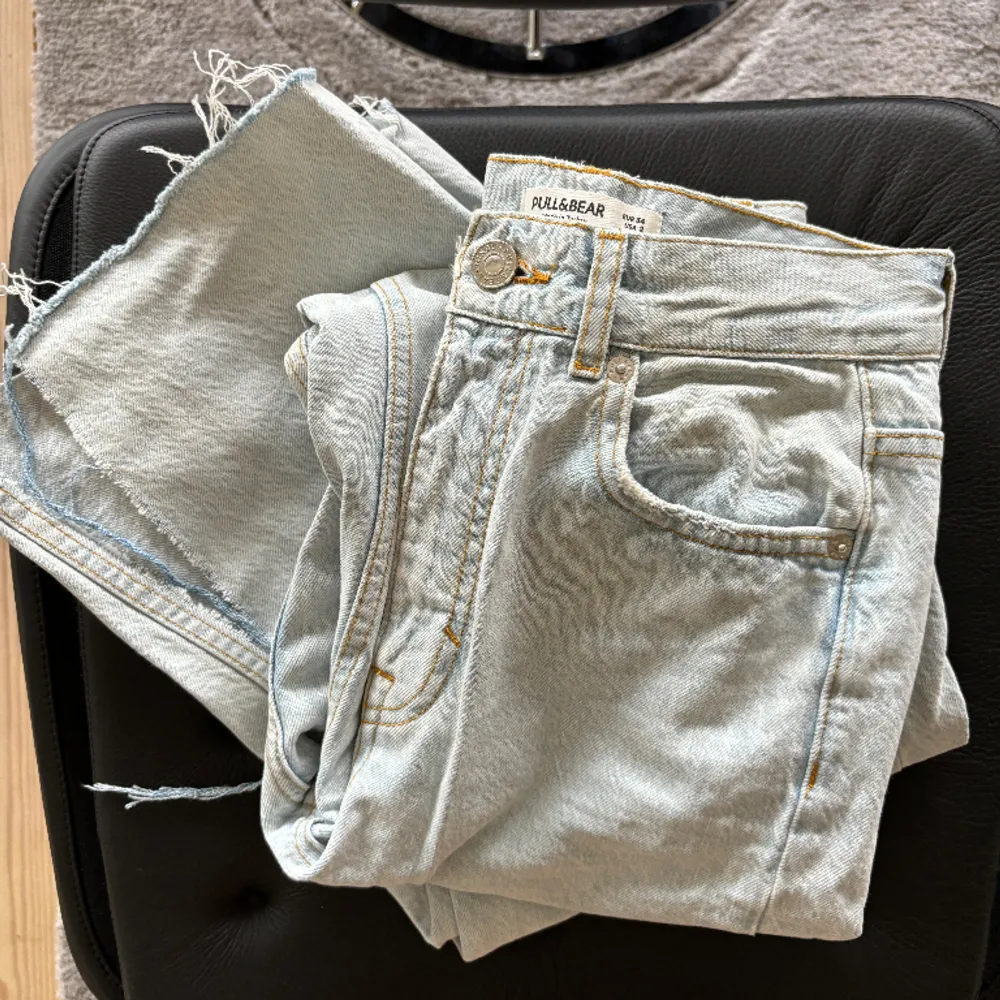 Snygga ljusblå jeans där jag klippt upp hålet och slits själv, långa i benen, högmidjade och använda nån gång. Passar perfekt till sommaren! Pris kan diskuteras . Jeans & Byxor.
