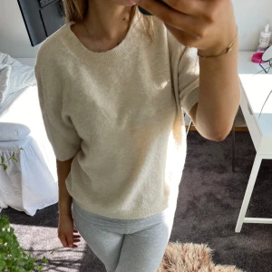 Stickad tröja  - Super fin och skön stickad tröja med korta armar. Har klippt bort lappen så vet inte säkert storleken, men den sitter som en S. Kommer tyvärr inte till användning längre. Köparen står för frakten🫶