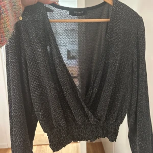 Festtopp  - Svart glittrig fest topp 