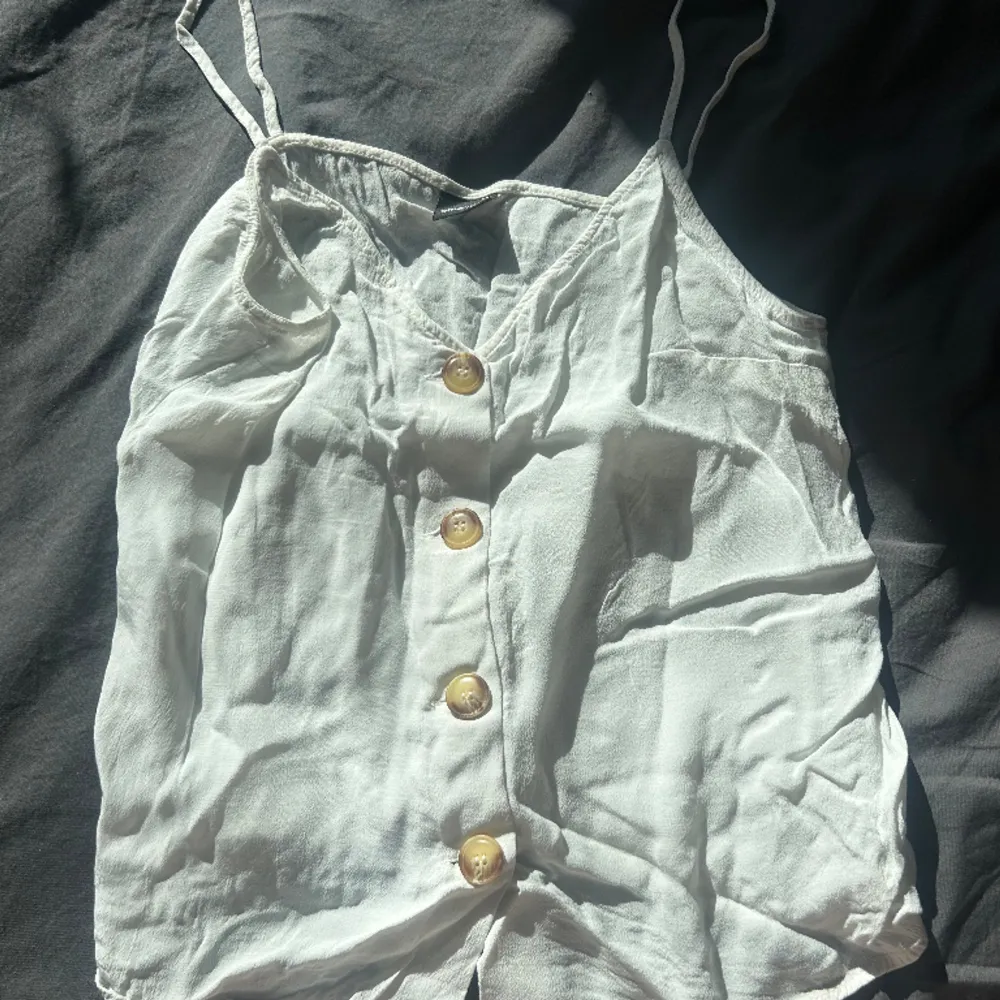 Ett linne som inte blivit använd på ett par år, det är ett skönt och luftigt linne som passar perfekt under varm sommardag. . Puserot.