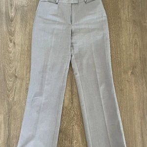 Kostymbyxor  - Jättefina grå kostymbyxor, storlek xs- s💕säljer då de är lite för korta. Knappt använda. Pris kan diskuteras