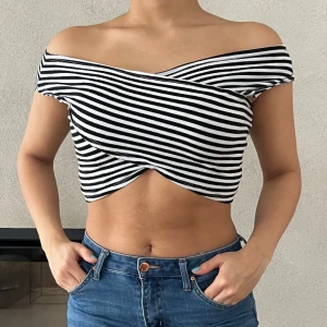 Randig blus  - Svart, vitt, randig blus.  Storlek M  