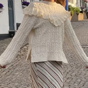 Stickad tröja  - Säljer denna supergulliga stickade tröjan med detaljer som passar till allt!💕skriv gärna privat om du undrar något! 