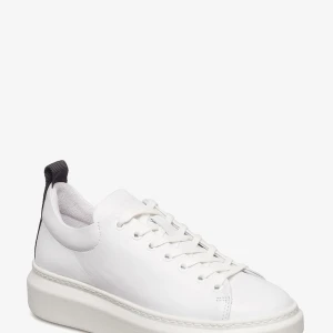 Pavement Dee sneakers vita - Använda två ggr lite kort, säljs då de är för trånga. Storlek 38. Finns i Bromma eller skickas. 