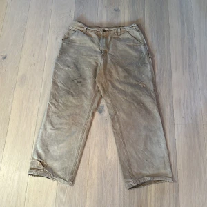 Carhartt carpenter pants  - Carhartt carpenter pants säljes i storlek 36x30. En del fläckar och hål, se bilder. Fler bilder kan ordnas och det är bara att fråga på ifall frågar förekommer