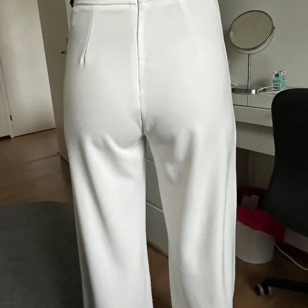 Vita kostymbyxor som är perfekta nu till våren. Använda 2 gånger men för små för mig. Skick 9/10. Långa och passar mig som är 175 cm lång. Köparen står för frakten.💛. Jeans & Byxor.