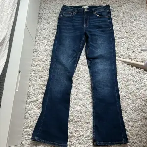 Jätte fina Gina jeans. Säljer dessa pågrund av att de aldrig kommer till användning. De är i storlek 164 men eftersom att jag är 166cm lång och de passar mig perfekt i längden så skulle jag säga storlek 166. De är även för stora för mig. 