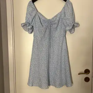 Blå klänning från SHEIN i storlek xs