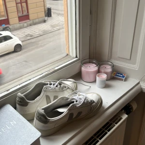 Skor - Bra skick men lite missfärgningar  Säljer pga för små Pris diskuteras 