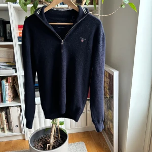 Gant halfzip - WZUP ALLA PLICKARE!!!🤑🤑 Back again med denna grishiga stickade halfzip. Nypris ca 1299, vårt pris 199 pga för grish (kan inte använda får för många komplimanger). Skriiiker dessutom success! Strlk är i S men passar även M. Hör av er vid funderingar🫡