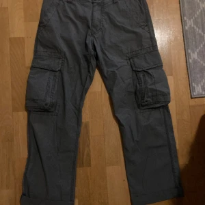 Byxor - Gråa cargo byxor, med väldigt fin passform.