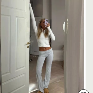 Trendiga Yoga pants! - De perfekta yoga pantsen från Nelly! Säljer endast för jah är i stort behov av pengar och dessa byxor aldirg kommit till användning! Nypris 300kr o de är som nya!💕🙌🏼