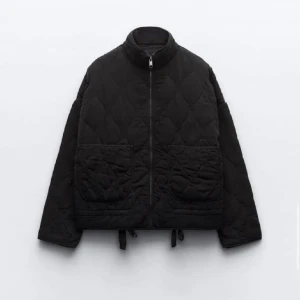 Quiltad jacka Zara - Säljer denna fina quiltade vårjacka från Zara i strl XS. Ganska stor i storleken så passar även en S.  Nypris 879kr 